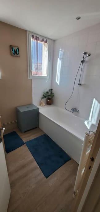 Simplicite Et Calme En Appartement A Исуар Екстериор снимка